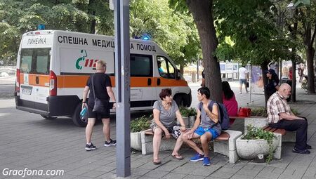 Психично болна пръска с вода минувачи в центъра на Бургас