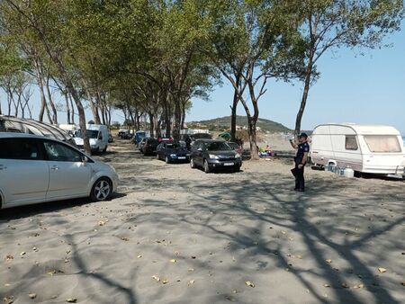 Изхитриха се: Незаконно къмпингуващи край Вромос свалят регистрационните табели на караваните си при проверки