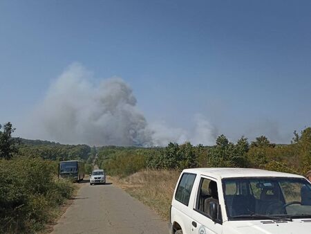 Военни с вертолет се включват в гасенето на големия пожар край Средец