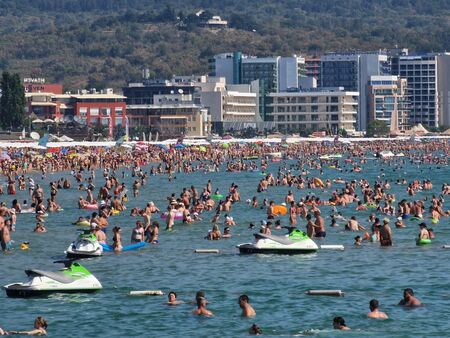 Плажовете в Слънчев бряг преливат от туристи (СНИМКИ)