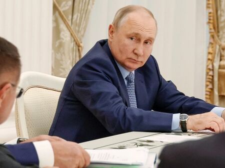 Путин май забрави на коя ръка си носи часовника, или това е негов двойник