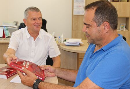 По време на срещата с ректора парамедиците разказаха че все