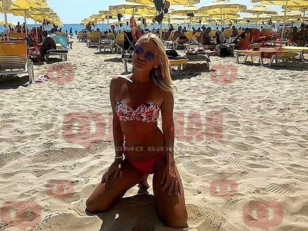 Убита ли е провокативната красавица Адриана от Пазарджик, намерена по бански в заключена кола до плажа?