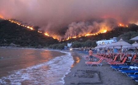 Пожарът в Северна Гърция достигна почти до границата ни