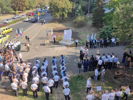 Откриха паметника на загиналите полицаи Йордан Илиев и Атанас Градев (ВИДЕО)