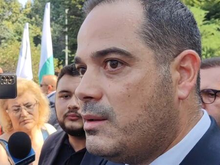 Очаква се бизнесменът да кацне в 15 30 ч в София