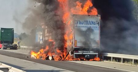 ТИР се самозапали на АМ "Струма"