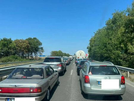 Кошмарен трафик на изходите на Бургас