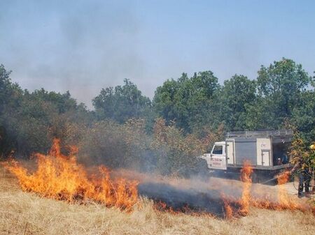 Огнеборците се борят с два големи пожара в Бургаска област