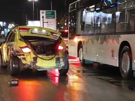 Автобус и такси се нанизаха край Бургас, има много пострадали
