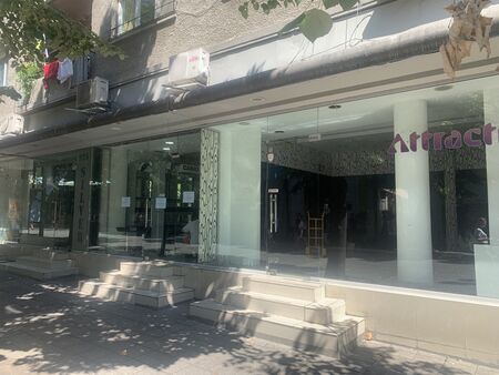 Три оборотни магазина мистериозно се изнасят от топ локацията си на ул. "Александровска"
