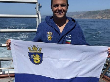 Исторически успех за България! Цанко Цанков преплува 37 км в студените води на Тихия океан и развя знамето на Бургас