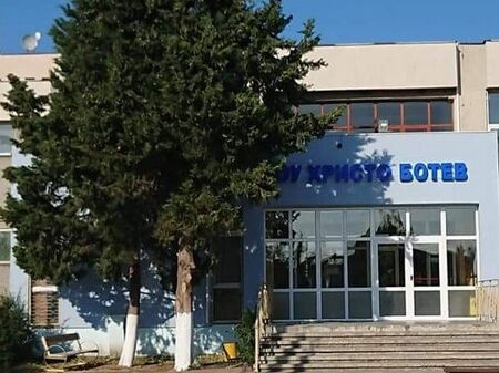 Ремонтират ОУ „Христо Ботев“ в Ахелой, школото ще има нова дограма, покрив ...
