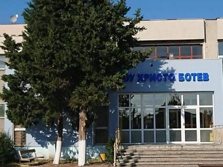 Ремонтират ОУ „Христо Ботев“ в Ахелой, школото ще има нова дограма, покрив ...