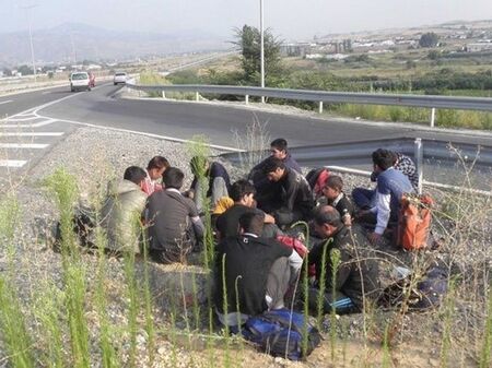 Според очевидци около товарното возило пътуващо в посока София имало