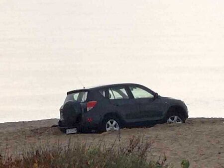 Руснак безпардонно паркирал върху дюните на Шофьорския плаж