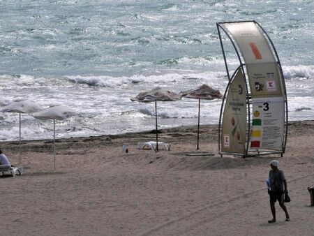 Тяло на мъж изплува на централния плаж във Варна