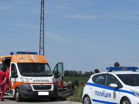 Млада шофьорка помля коли и хора на пътя Каблешково-Порой, има ранени