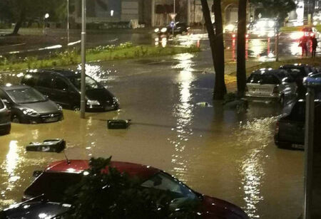 Съобщава се за наводнени улици и търговски обекти Поройни дъждове