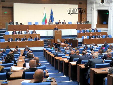 Пренареждане на парламентарните групи в Партийния дом – ГЕРБ вече са до ДПС, а ПП-ДБ до БСП