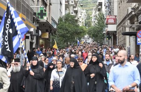 Църквата в Гърция поведе протести срещу "чипирането"