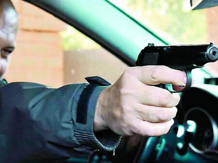 Ванко от Русе шофира и размахва пистолет през прозореца из улиците на Бургас, респектирал местните "баби" зад волана