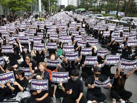 Южнокорейски учители се самоубиват заради тормоз от родители