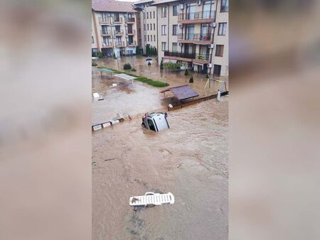 2 метра вода заля къмпинг Арапя автомобили плуват в морето