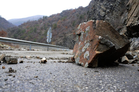 Скала падна на пътя за с. Бродилово, мостът при Синеморец е под вода
