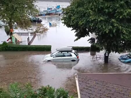 Наводнени къщи и паднали дървета в Ахтопол, за щастие дъждът намалява