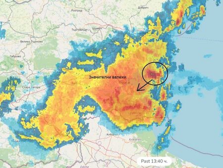 Лоши новини! Вградена гръмотевична буря се образува в Черно море, насочва се към Царево (ВИДЕО)