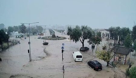 Големи наводнения заради дъжда и в Гърция, стена премаза мъж, издирват друг