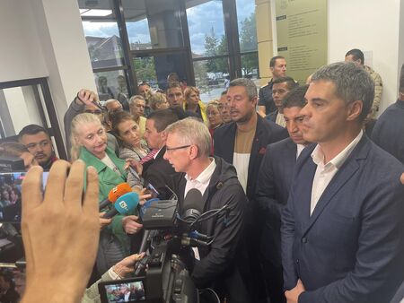 Никой да не влиза в морето не пийте вода от