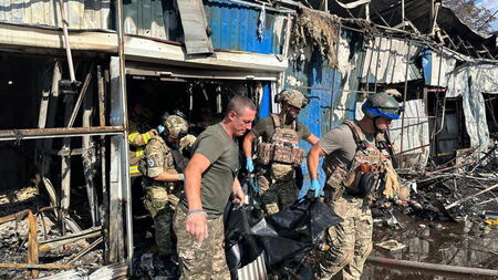 16 загинали и 28 ранени, след като ракета удари пазар в Източна Украйна