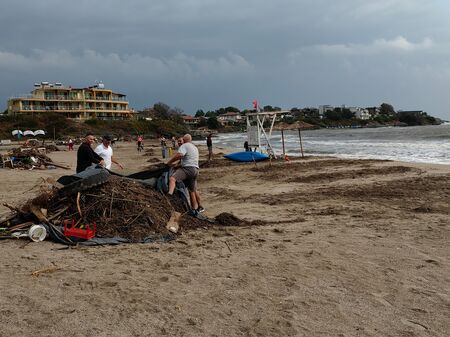 Все още не бързайте да влизате в Черно море в района на Царево, съветват от РИОСВ