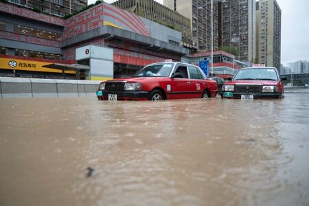 Най-силният дъжд в историята потопи Хонгконг