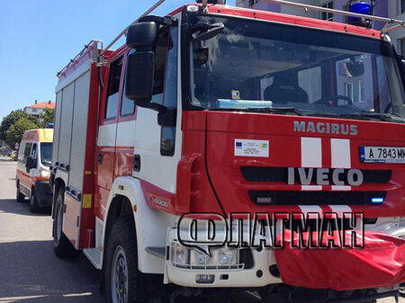 Инцидентът е на ул Ахелой 3
  Пожарникарите в Поморие преди минути