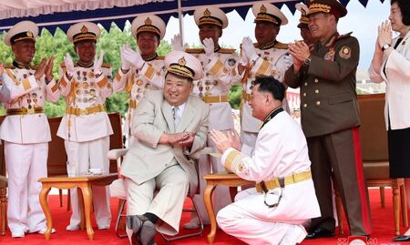 Северна Корея отпразнува 75-ата си годишнина с мащабен военен парад