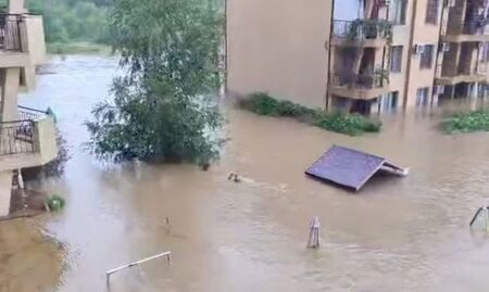 Пострадал от наводнението в Царево: Такава вода не съм виждал