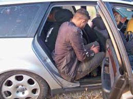 Поредната порция: Хванаха 14 мигранти в кола