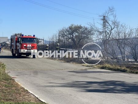 Пожар на метри от бензиностанция