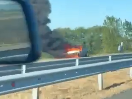 Ужасяващо! Кола избухна в пламъци на АМ „Тракия”, гъст черен дим затруднява движението