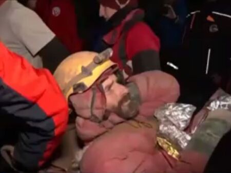 Спасители извадиха жив спелеолога Марк Дики от дълбока 1300 пещера