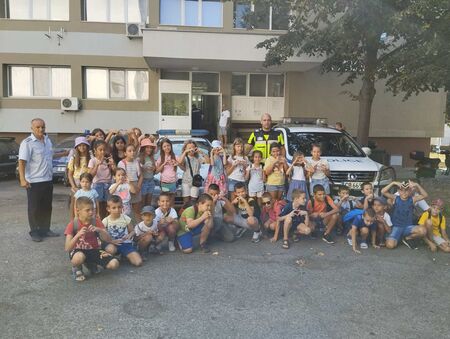 Деца от Каблешково се запознаха с правилата на пътя на визита при полицаите в Поморие