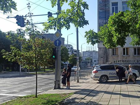 Бургазлия с БМВ нокаутира пешеходец, полицай го неутрализира