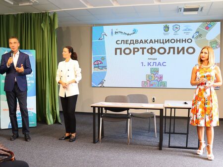 Департаментът за развитие на педагогическите специалисти към Университет „Проф. д-р Асен Златаров“ с иновативни помагала за учениците