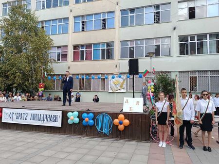Областният управител Пламен Янев откри новата учебна година в две бургаски училища