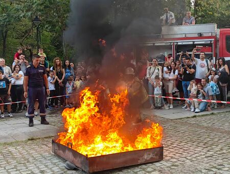 Пожарникари показваха как се гаси огън в Бургас