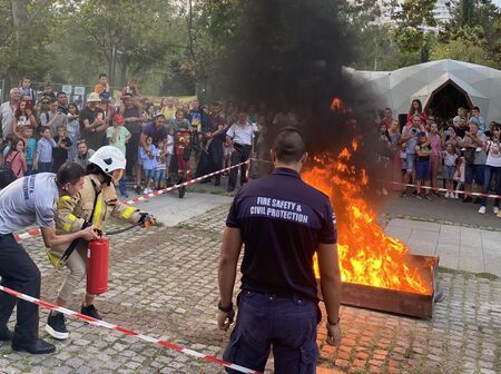 Пожарникари показаха как се гаси огън в Бургас (СНИМКИ)
