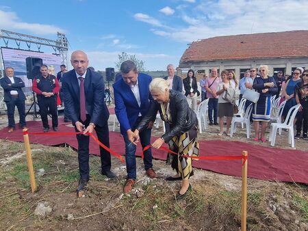 Кметът на Созопол даде старт на строителството на фармацевтична фабрика за 40 млн. лв. в Зидарово (СНИМКИ)